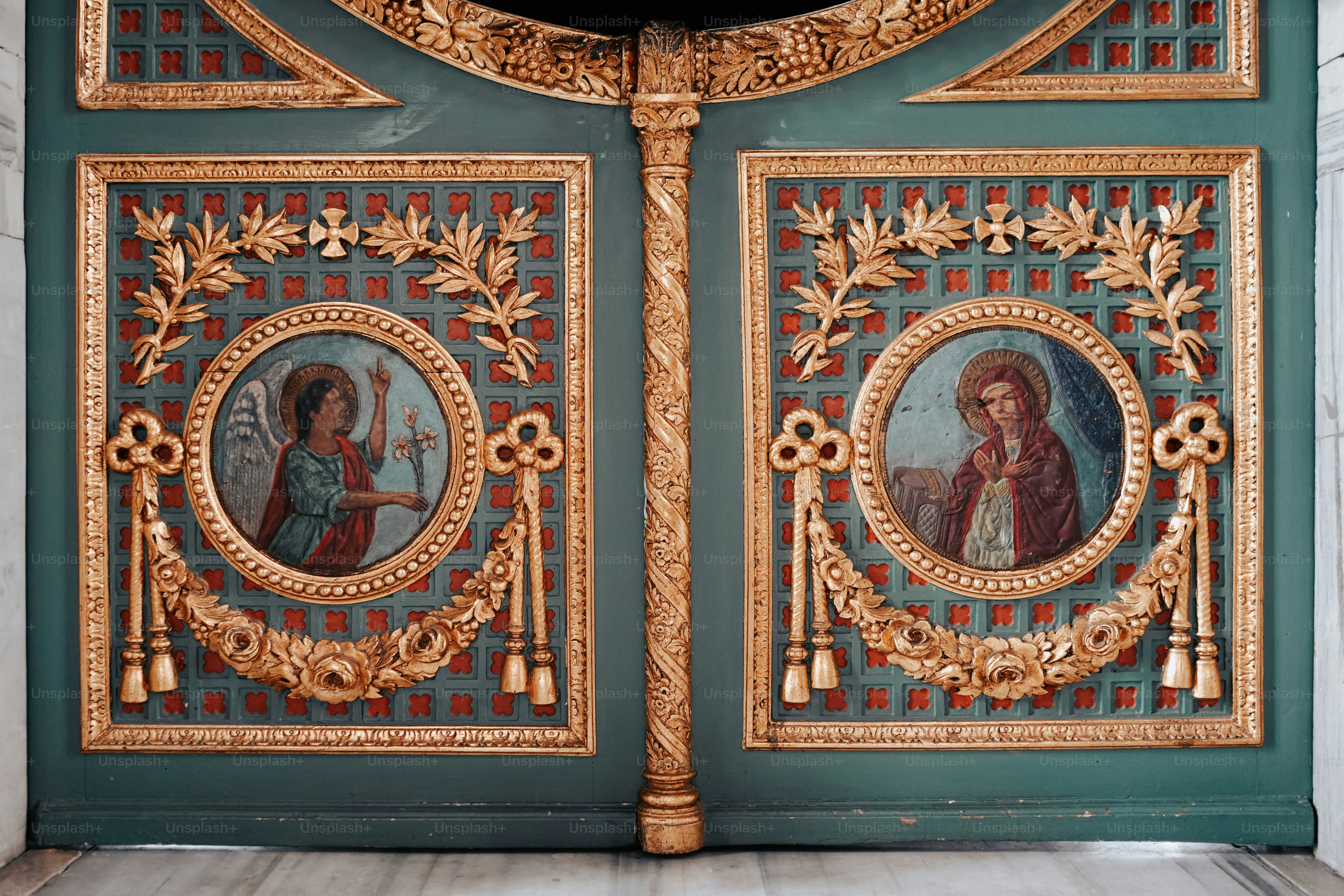 eine Nahaufnahme einer Tür mit Gemälden darauf