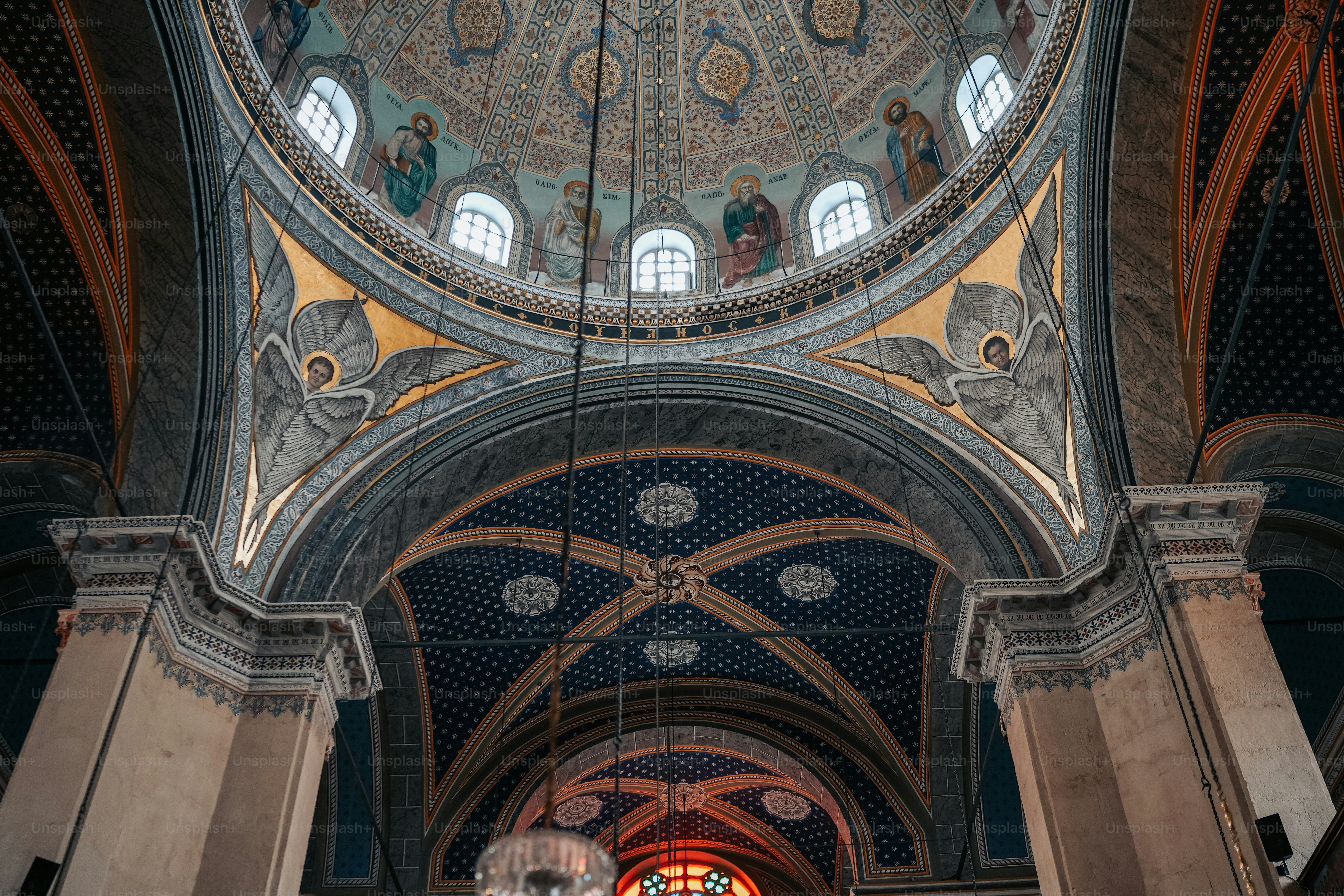die Decke einer großen Kirche mit einem Kronleuchter, der von der Decke hängt