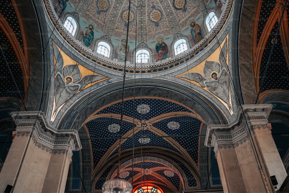 천장�에 매달려있는 샹들리에가있는 큰 교회의 천장