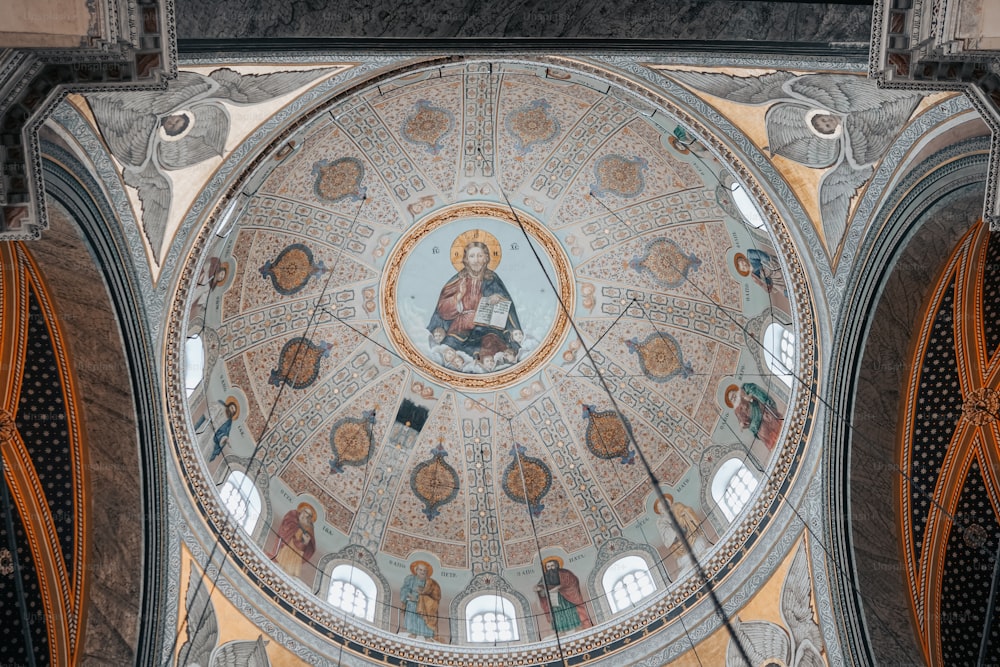 le plafond d’une église avec une peinture dessus