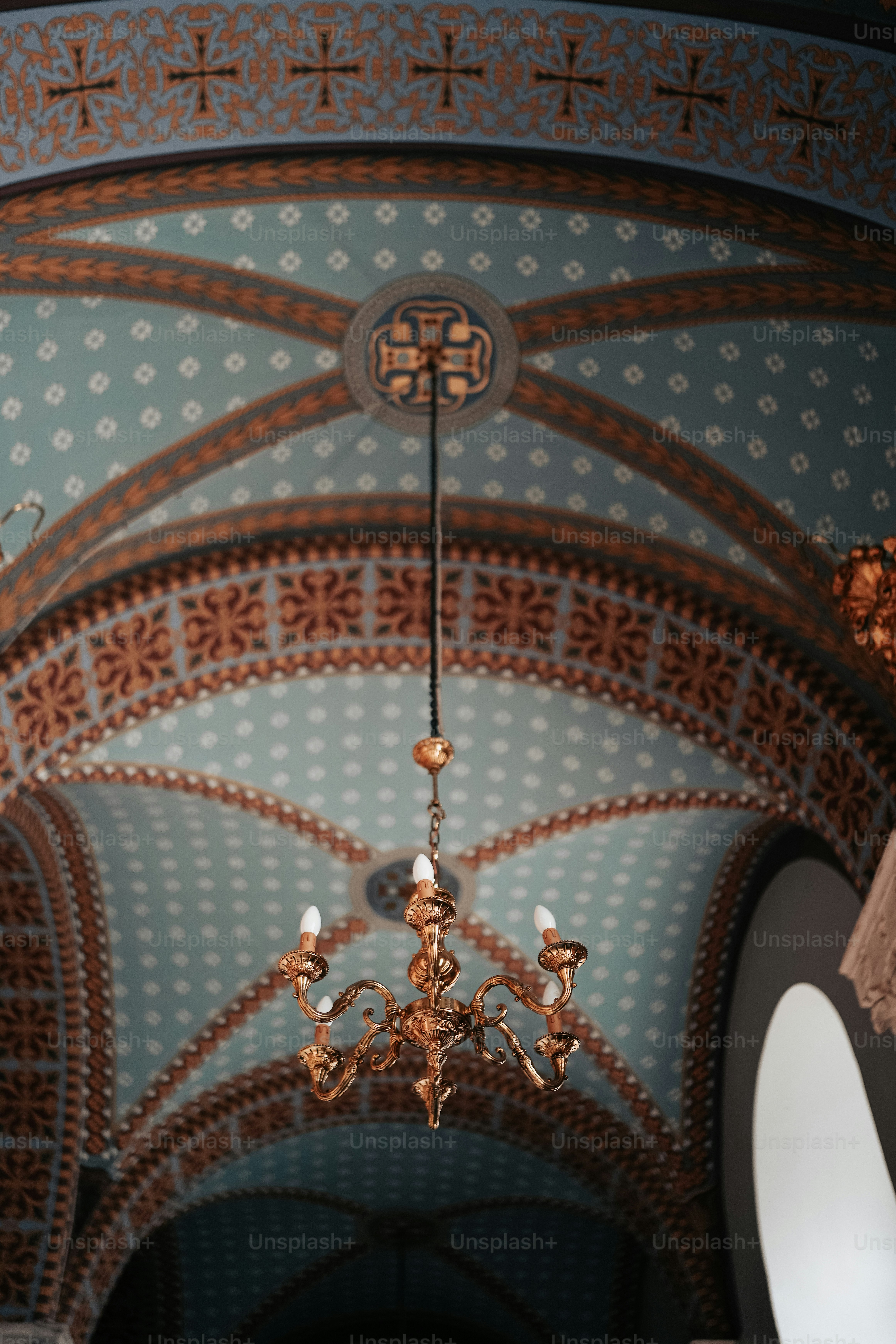 um lustre pendurado no teto de um edifício