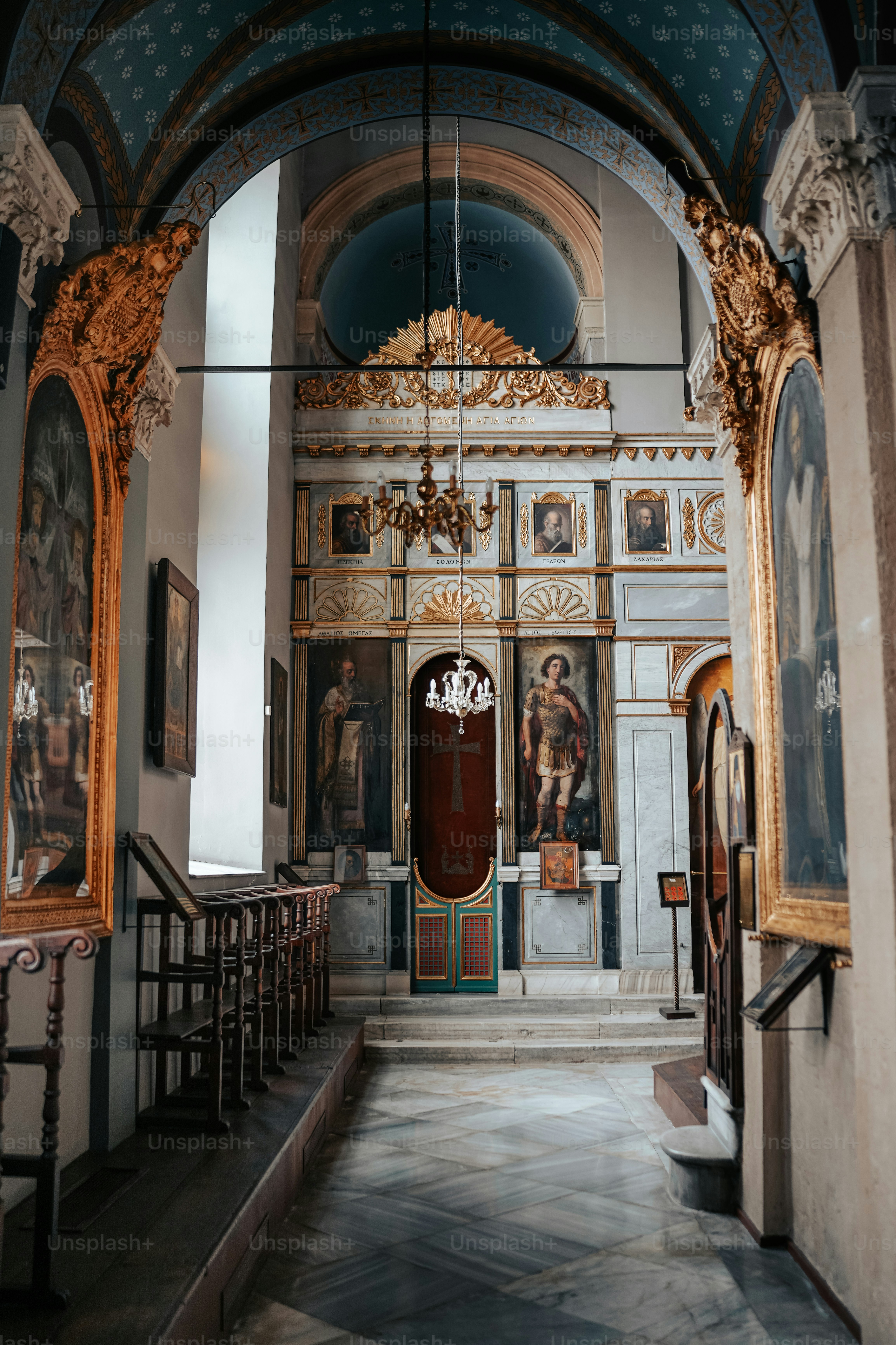 eine Kirche mit Gemälden und Gemälden an den Wänden
