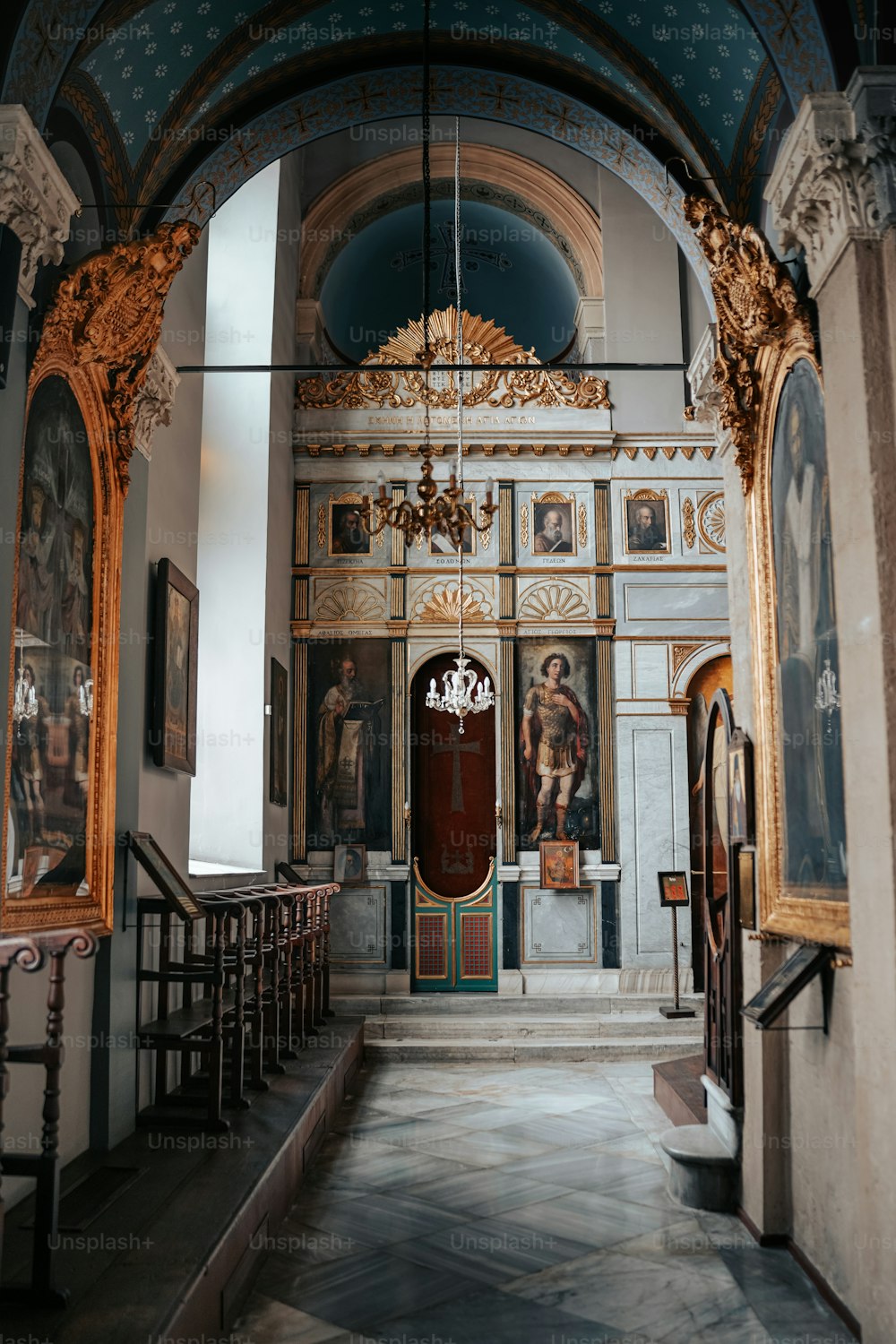벽에 그림과 그림이있는 교회