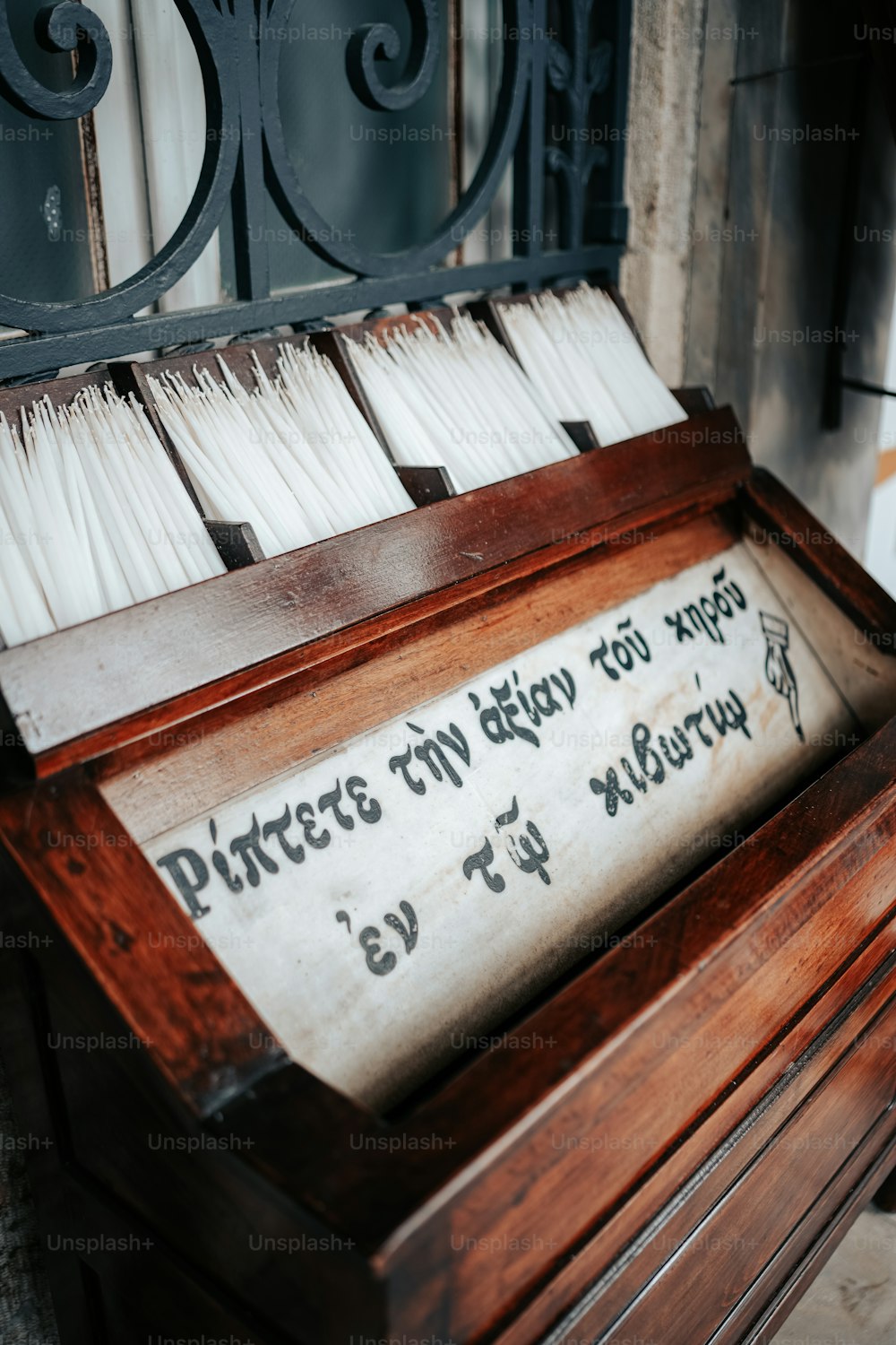 文字が書かれた古い木製ピアノ