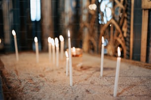 un manojo de velas blancas que están sobre una mesa