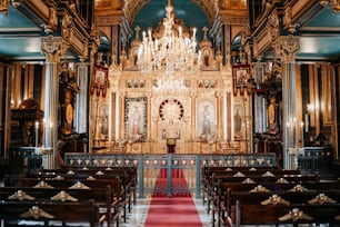 Una chiesa con un lampadario e un tappeto rosso