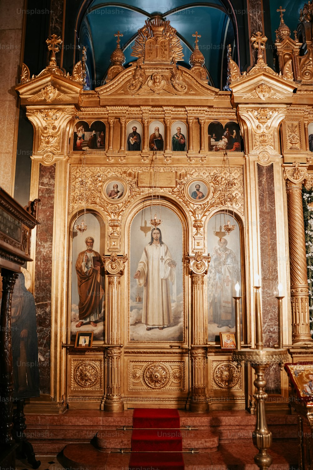 ein Kirchenaltar mit einem Gemälde von einer Frau und zwei Männern