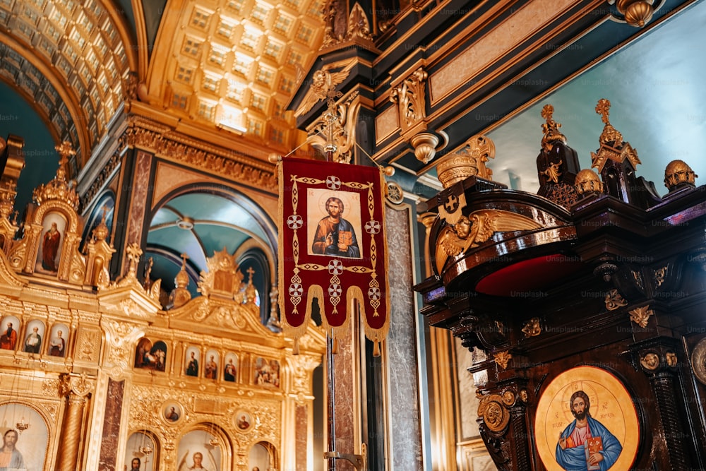 Una iglesia con decoraciones ornamentadas de oro y rojo