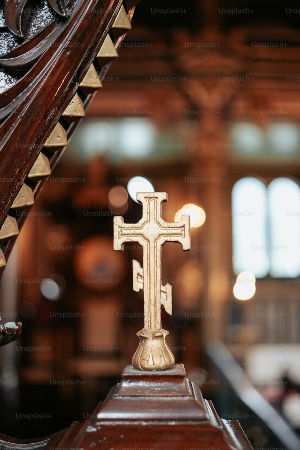 Una cruz de madera sentada encima de una mesa de madera