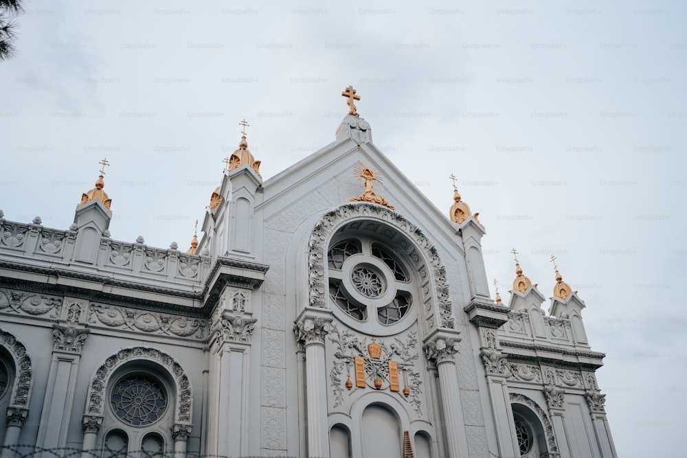 um grande edifício branco com um relógio ao seu lado