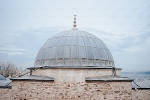 Una cúpula en la parte superior de un edificio con un fondo de cielo