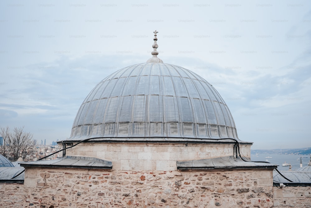 Una cúpula en la parte superior de un edificio con un fondo de cielo