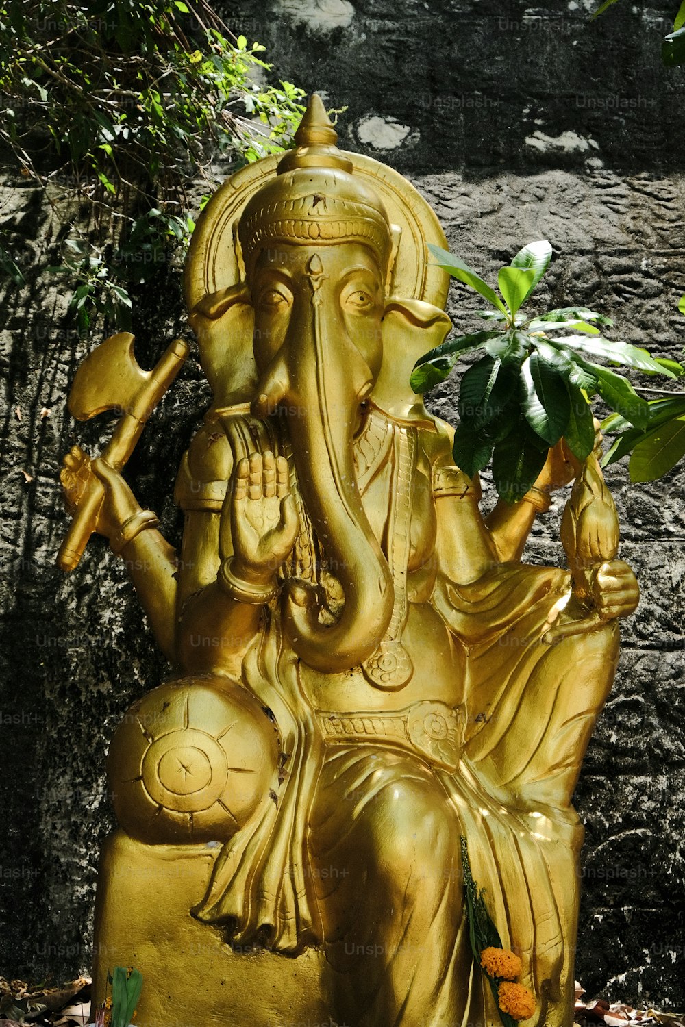 Une statue d’un éléphant avec une plante en pot