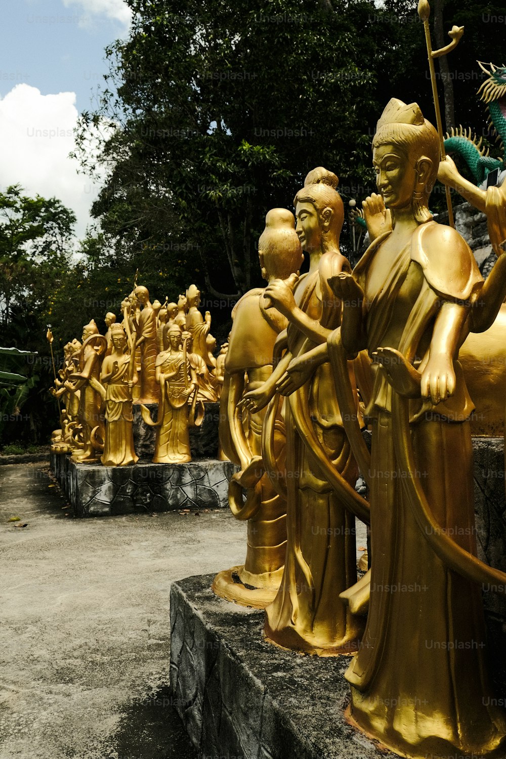 eine Gruppe goldener Statuen, die nebeneinander sitzen