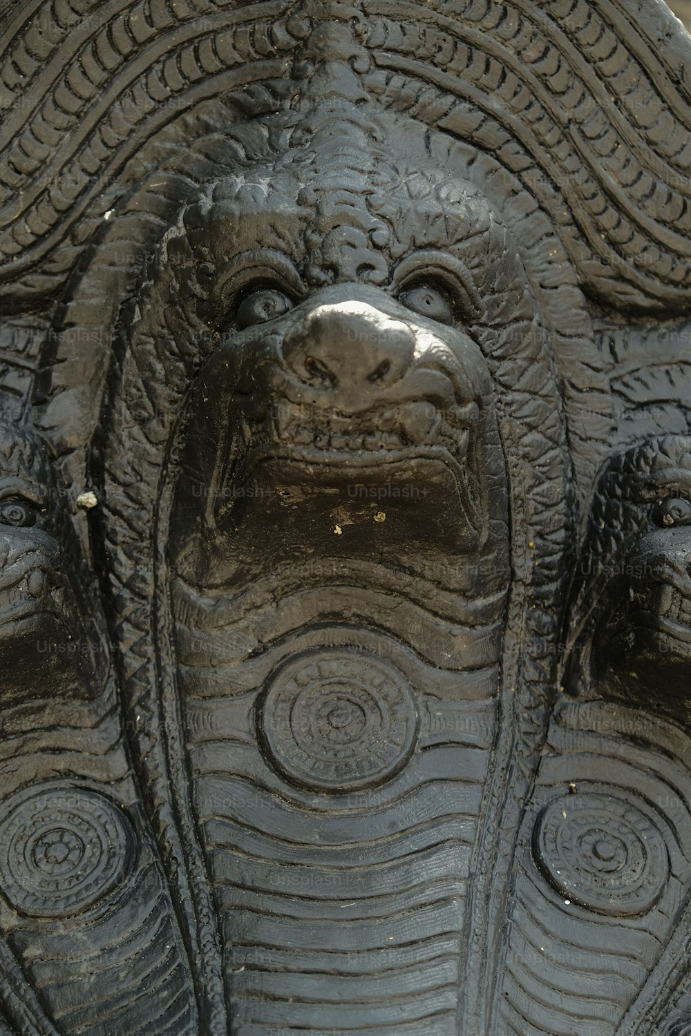 Un primer plano de una estatua de un elefante
