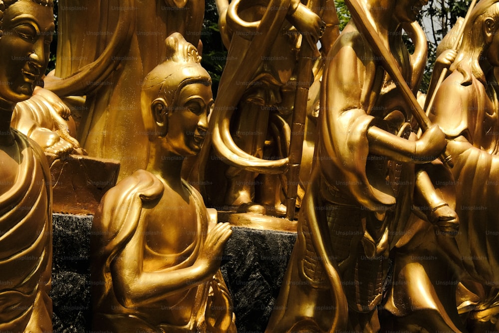 Un grupo de estatuas doradas sentadas una al lado de la otra
