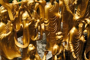 Un grupo de estatuas doradas sentadas una al lado de la otra