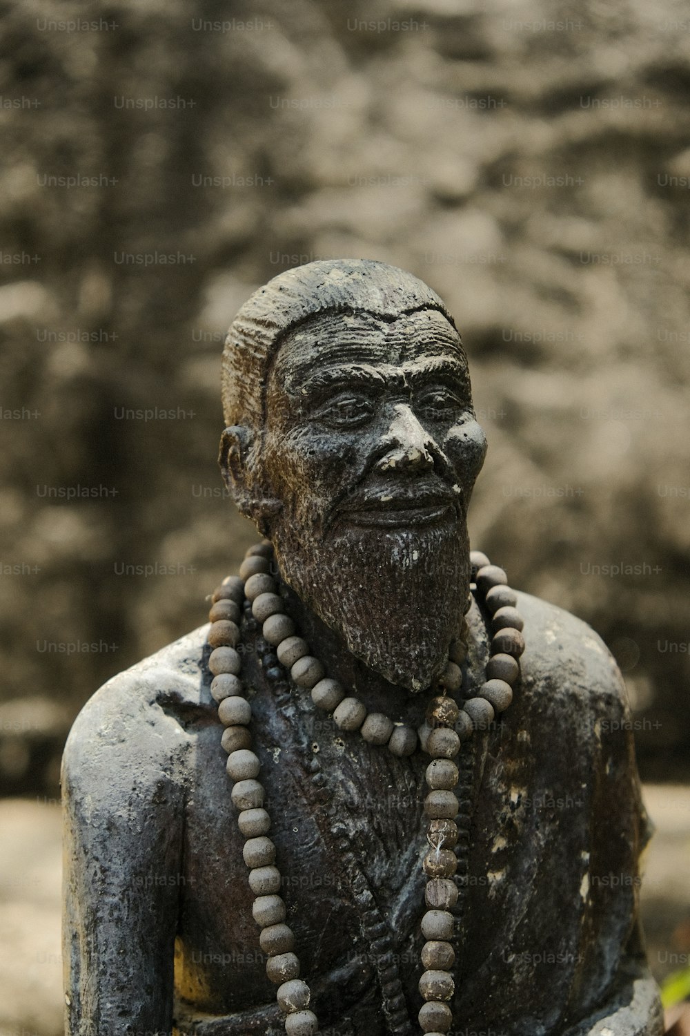 Una statua di un uomo con perline intorno al collo
