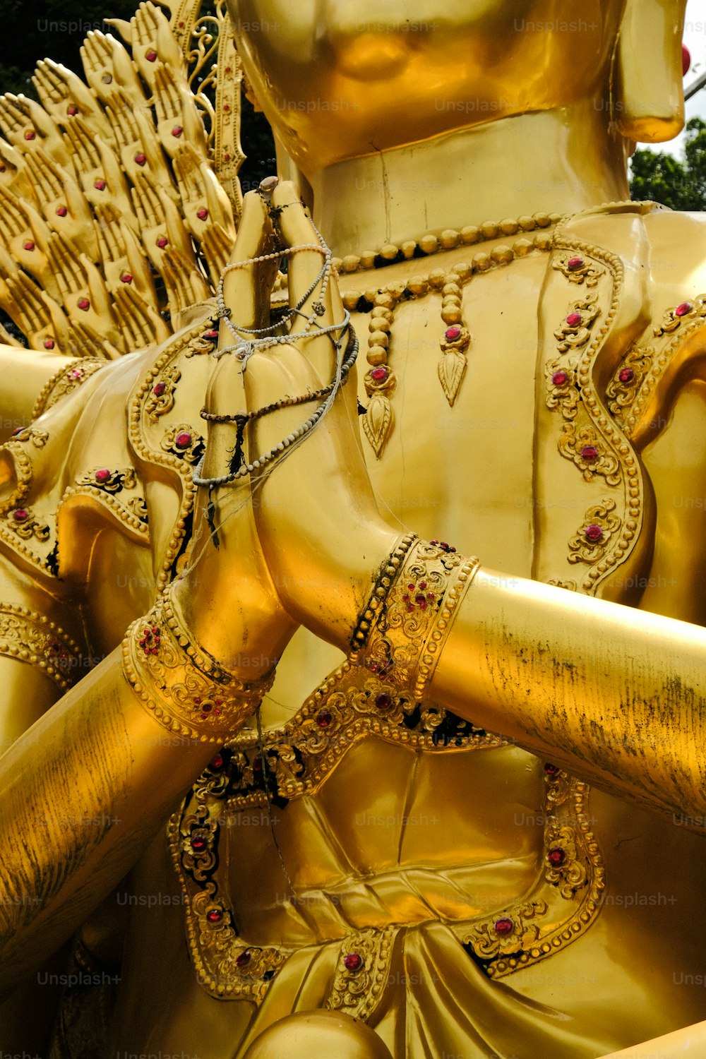 uma estátua dourada de uma pessoa segurando uma espada