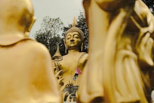 Una estatua de un Buda en un parque