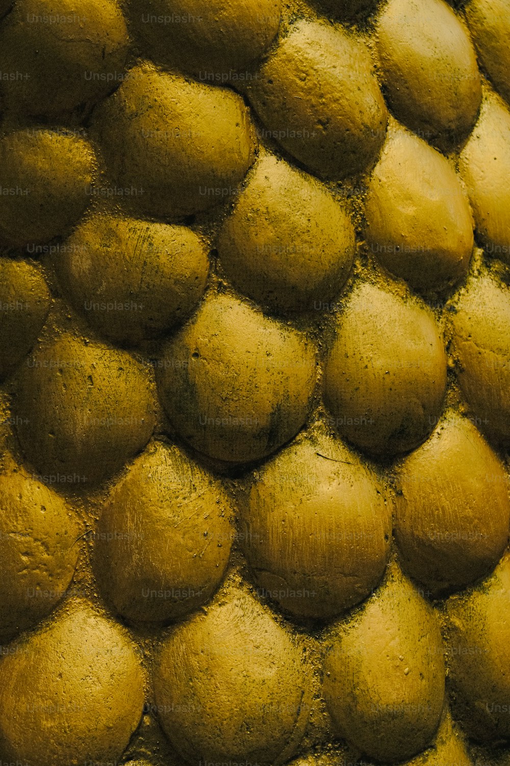 Un primo piano di un muro fatto di palline gialle