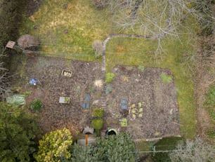 uma vista aérea de um quintal com muita grama