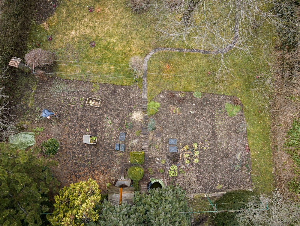 uma vista aérea de um quintal com muita grama