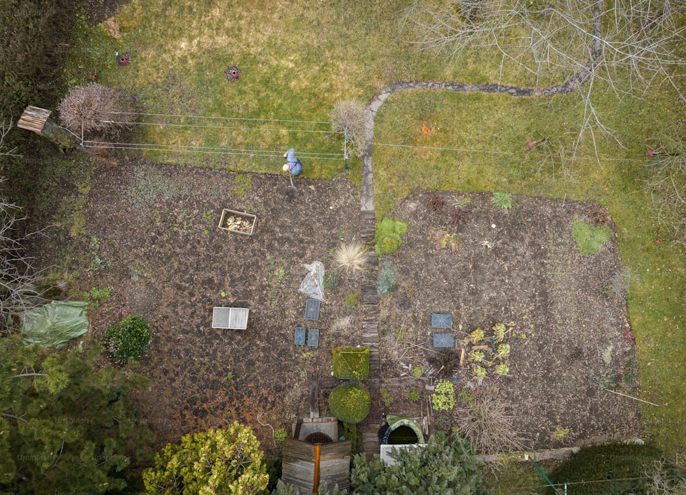 Luftaufnahme eines Hofes mit vielen Bäumen