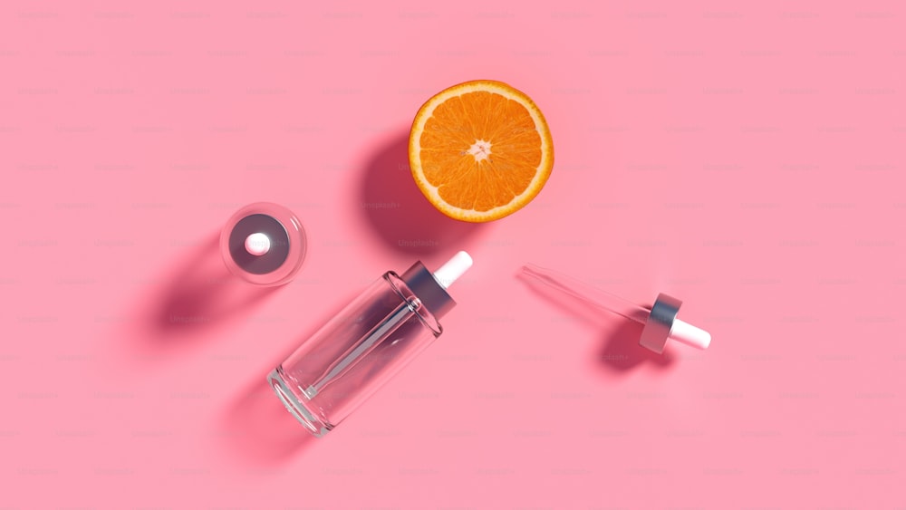 una bottiglia di balsamo per le labbra accanto a un'arancia su uno sfondo rosa