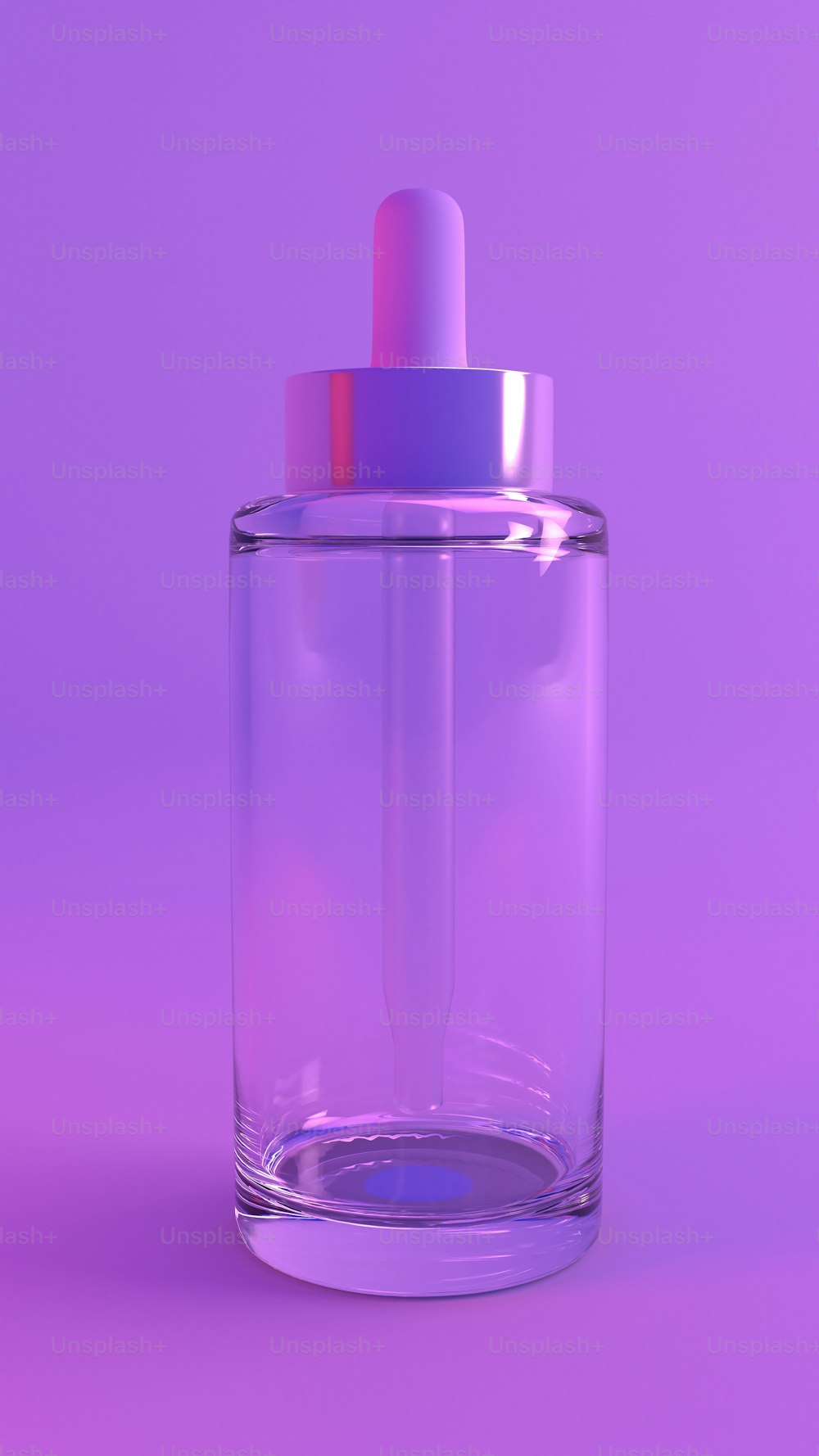 una botella de vidrio con una tapa rosa sobre un fondo púrpura