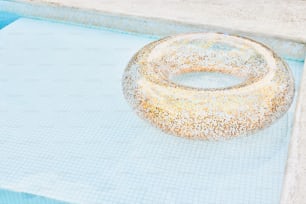 Ein Donut sitzt auf einem Swimmingpool