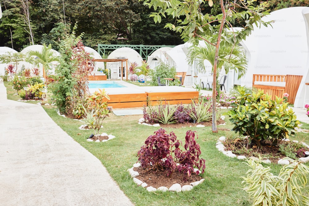 un jardín con piscina en el medio de ella