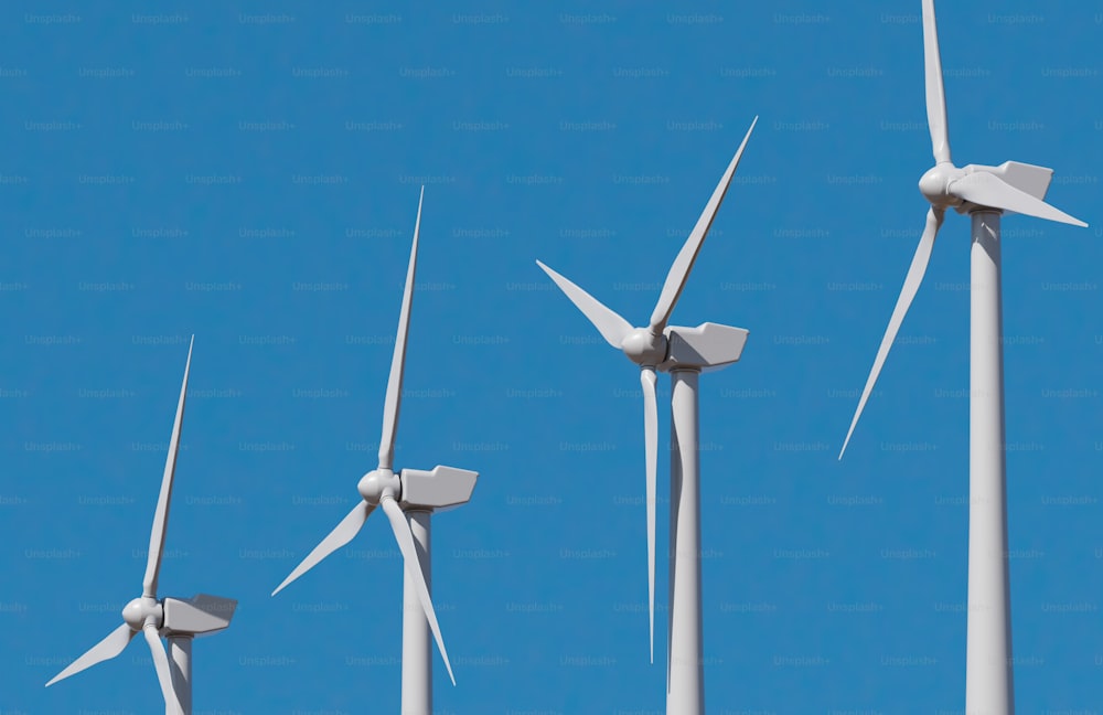 Una fila di turbine eoliche contro un cielo blu