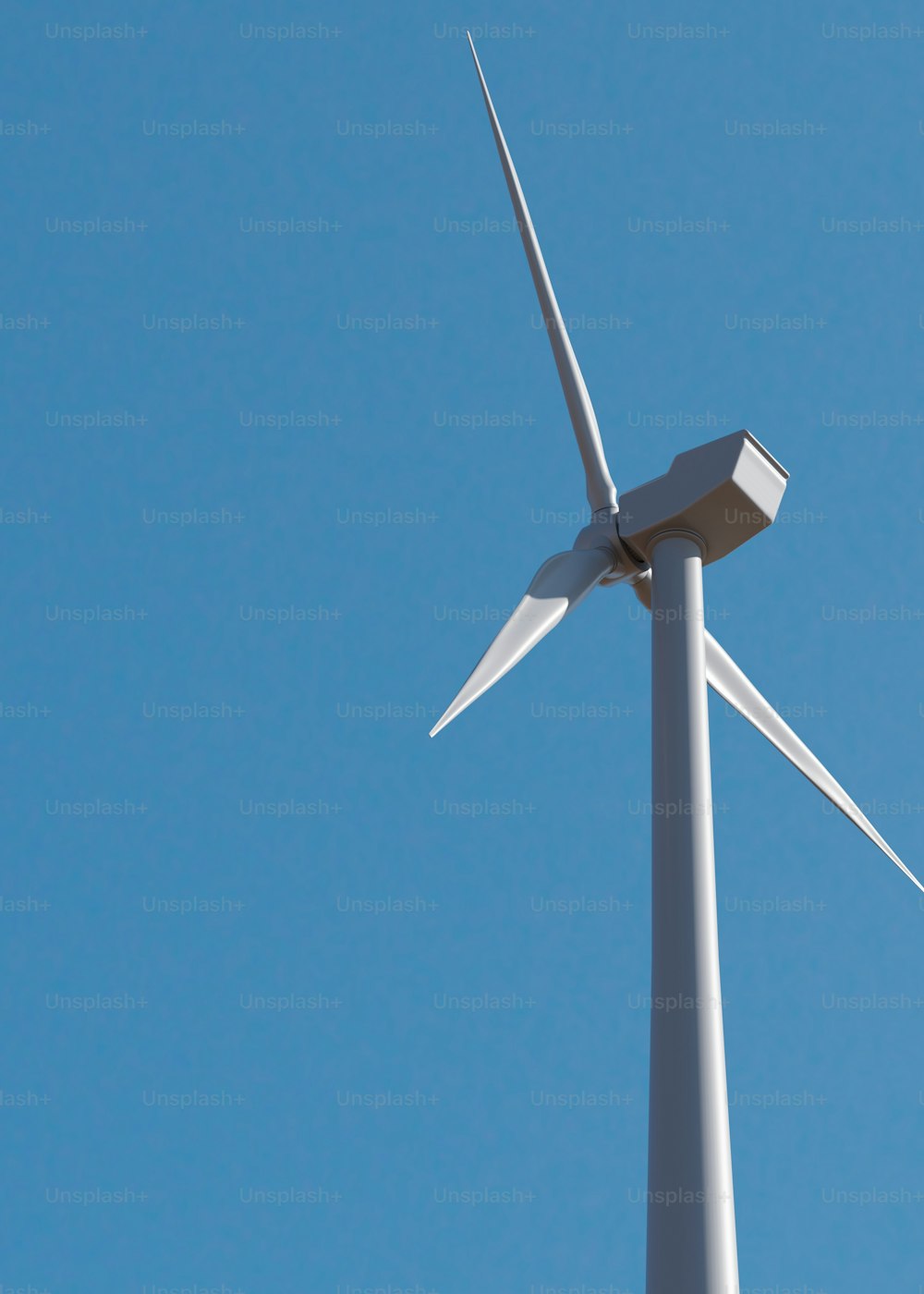 Eine Windkraftanlage wird vor blauem Himmel gezeigt