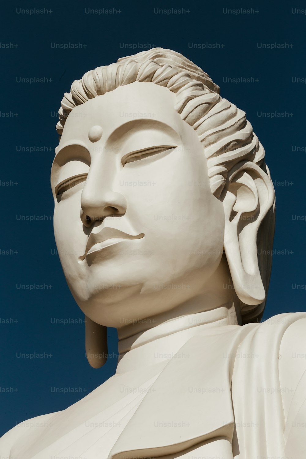 um close up de uma estátua branca de buddha