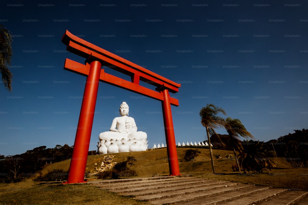 Une statue d’un Bouddha assis au sommet d’une colline