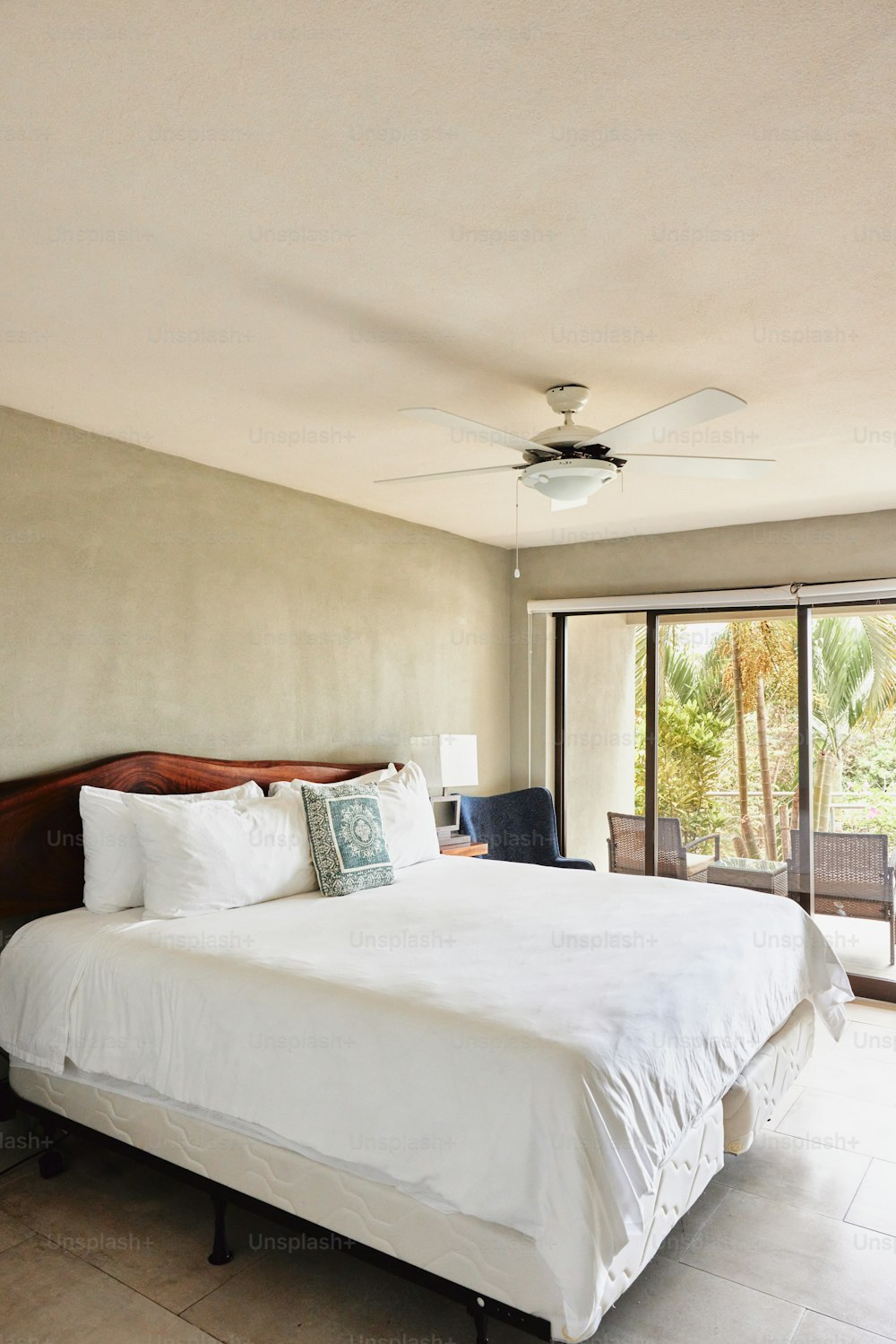 una camera da letto con un grande letto e un ventilatore a soffitto