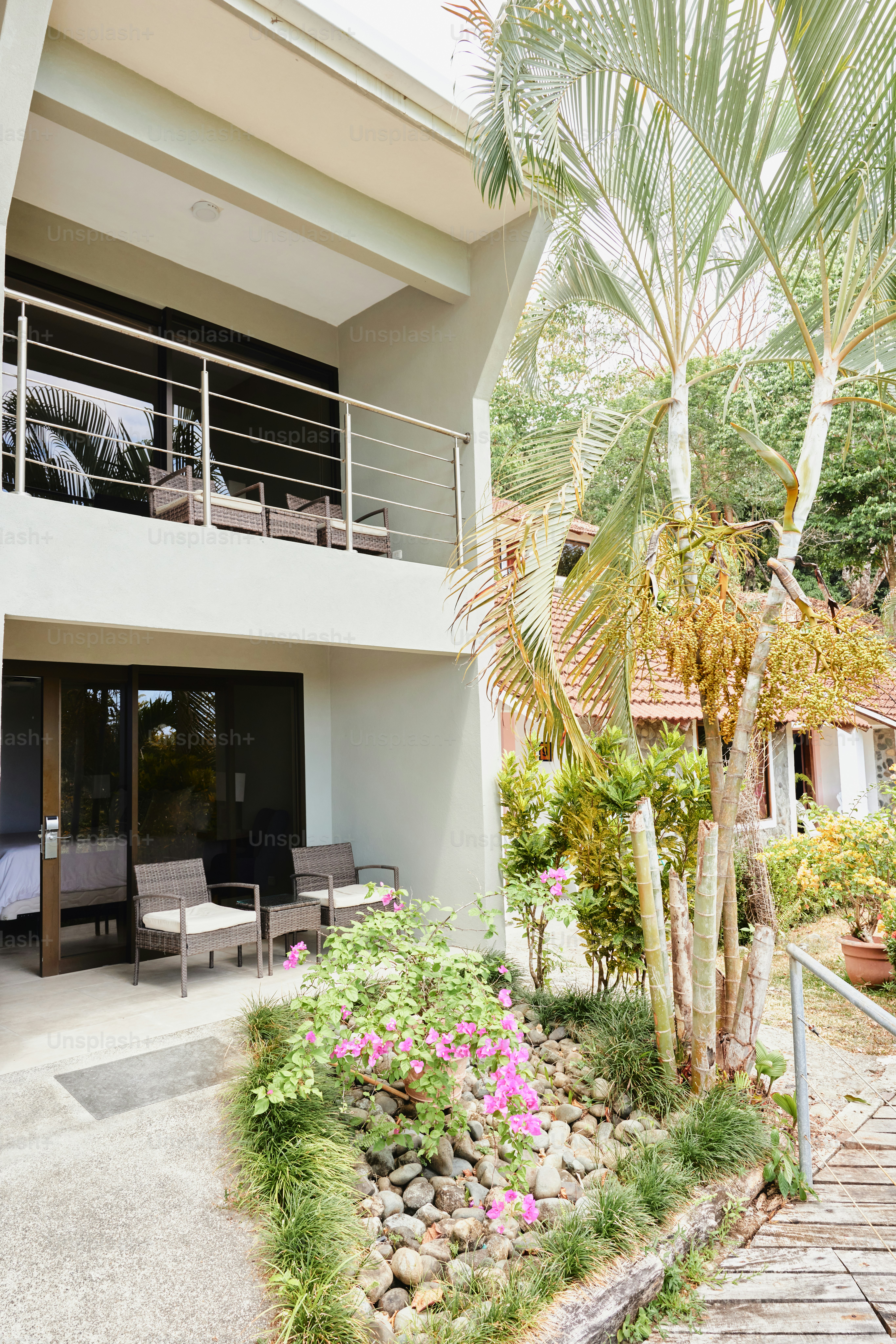 ein Haus, das einen Balkon und einen Tisch davor hat