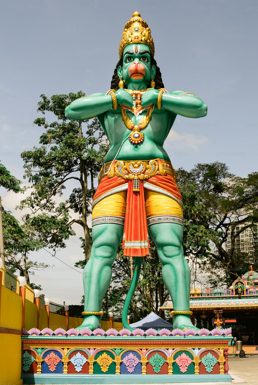 Eine große Statue eines Mannes in einem grünen Outfit