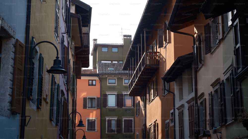 eine schmale Stadtstraße mit Gebäuden auf beiden Seiten