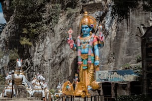 uma estátua de um deus hindu cercado por outras estátuas