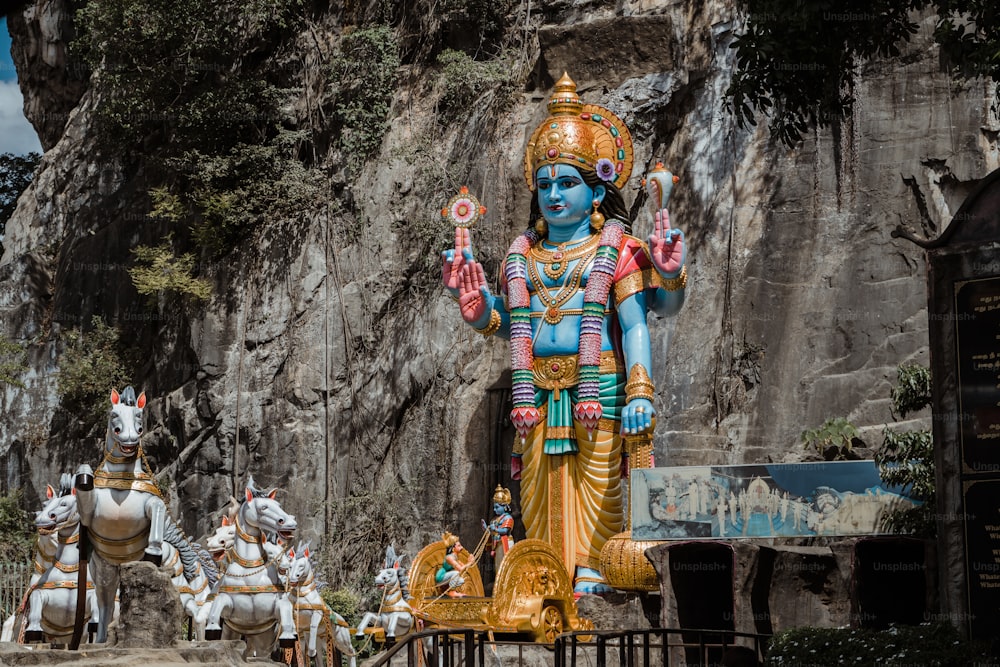 Eine Statue eines hinduistischen Gottes, umgeben von anderen Statuen