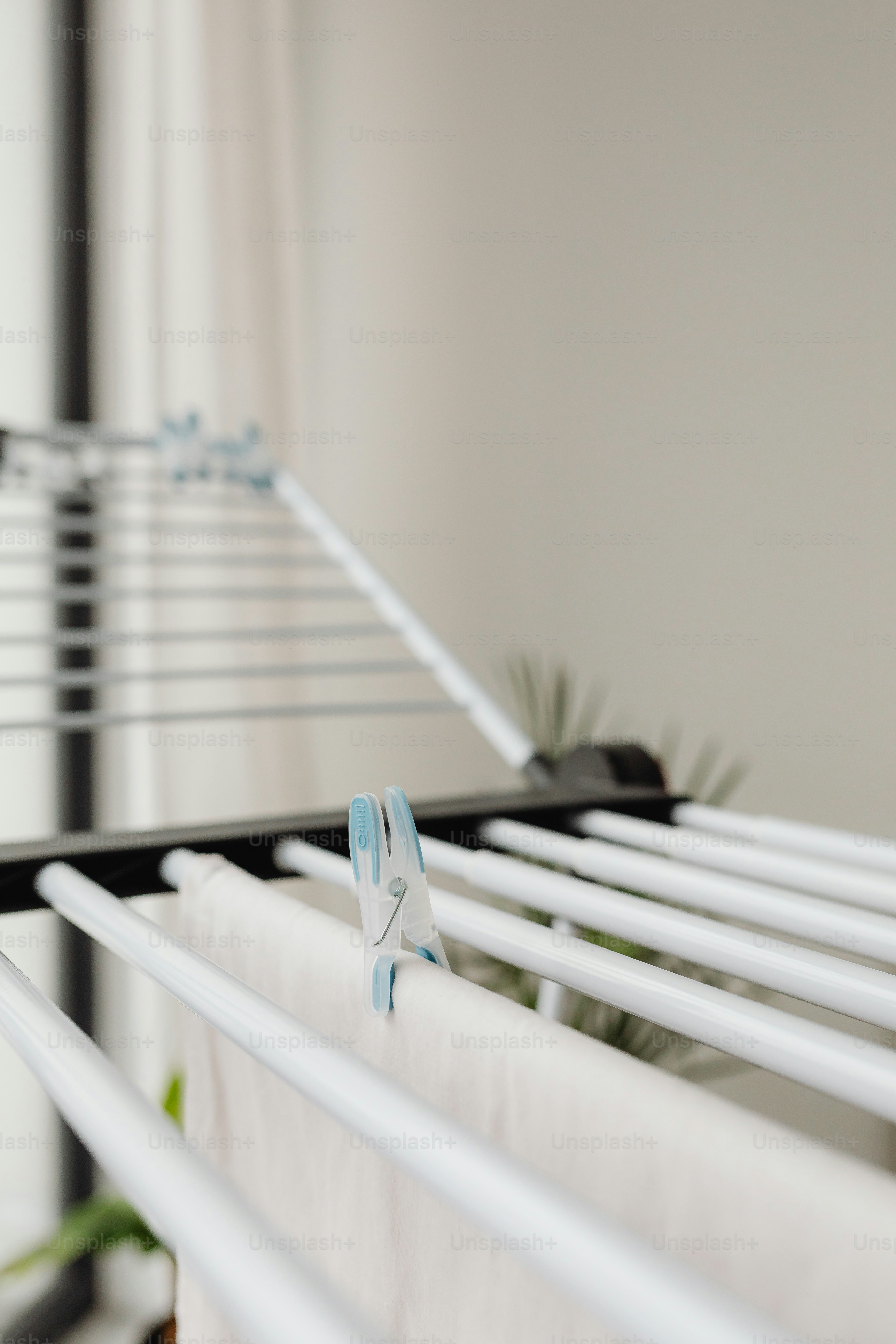 Un primer plano de una cama con sábanas blancas