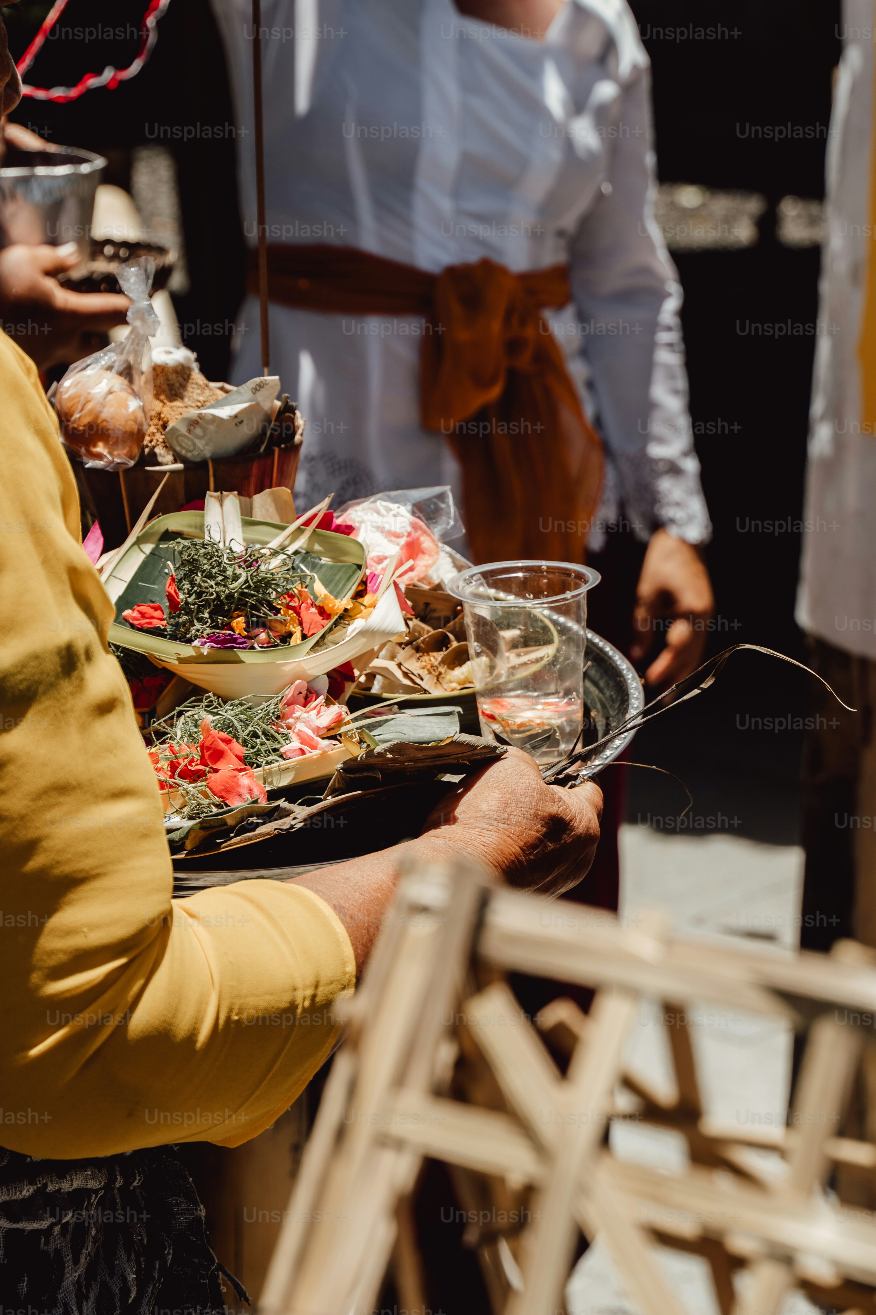 食べ物でいっぱいのテーブルの周りに立っている人々のグループ