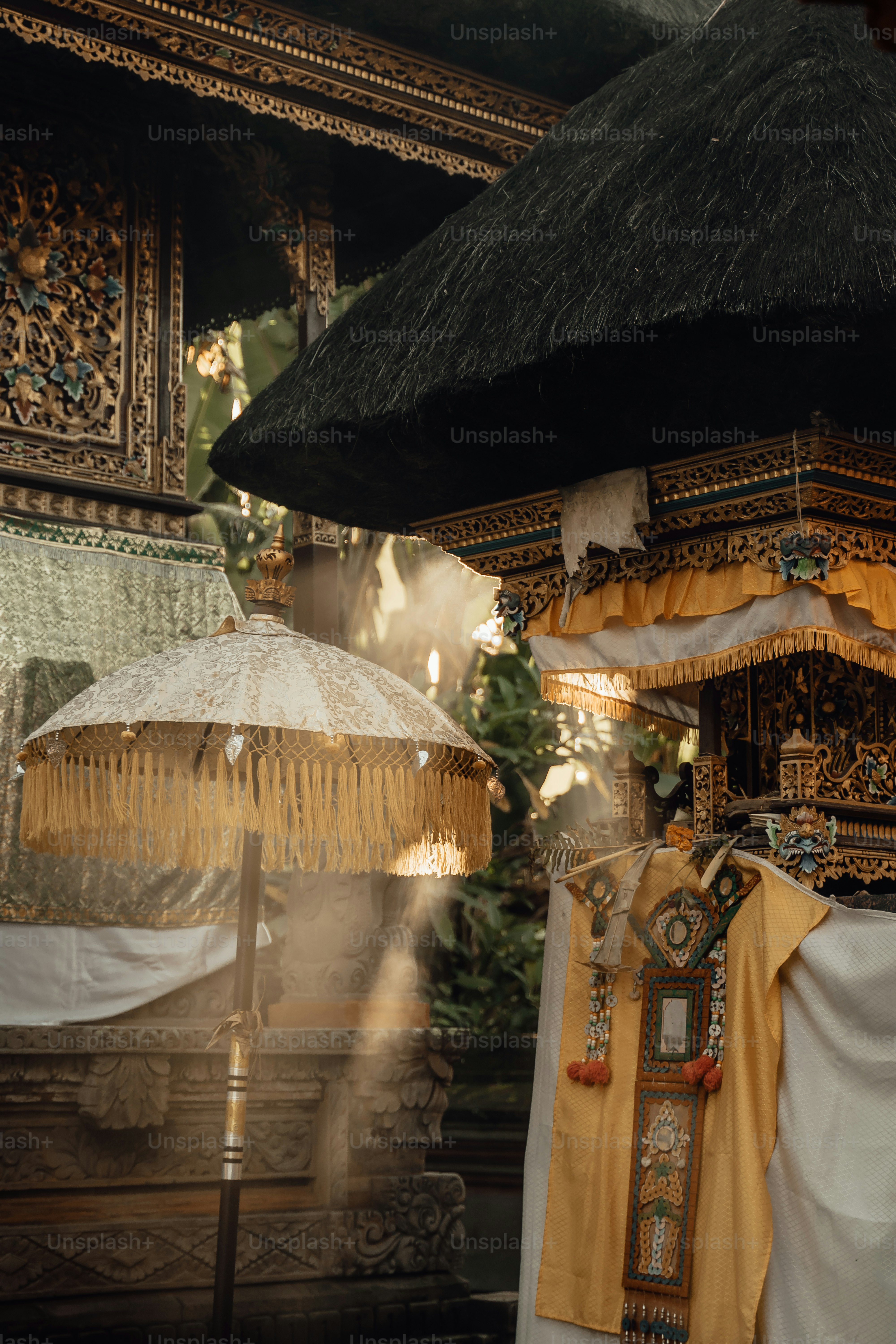 部屋の中の大きな傘と小さな傘