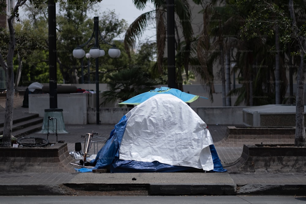 ein blau-weißes Zelt am Straßenrand