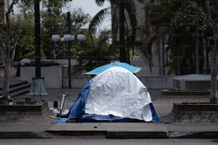 ein blau-weißes Zelt am Straßenrand