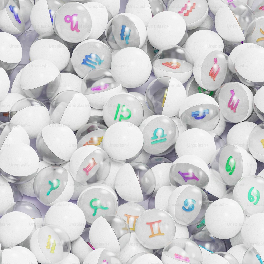un montón de bolas blancas con números en ellas