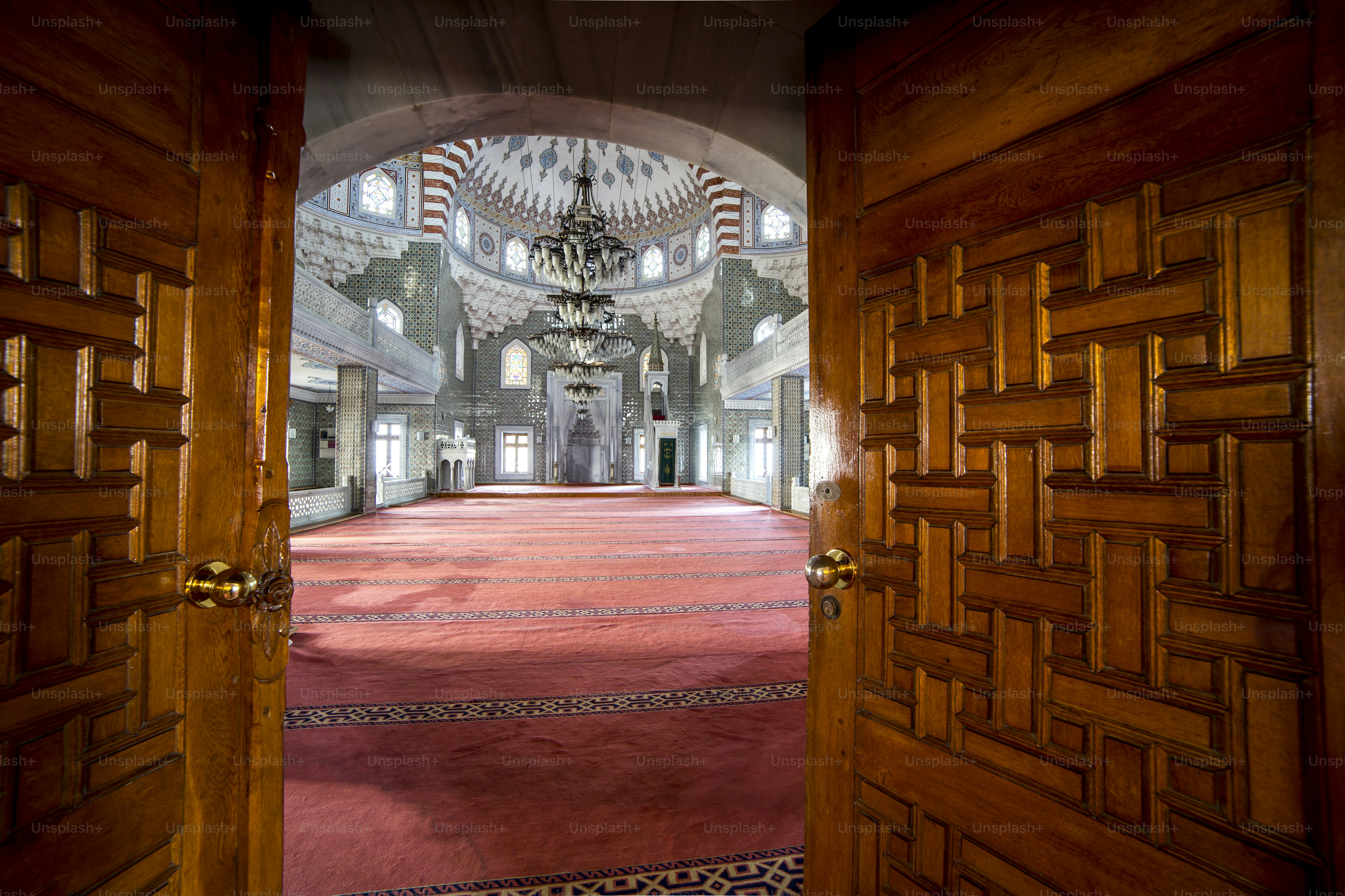 une grande pièce avec un lustre suspendu au plafond