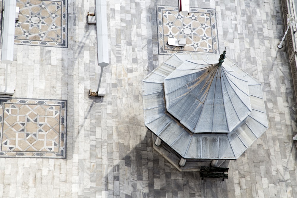 ein großer Regenschirm auf einem Gebäude